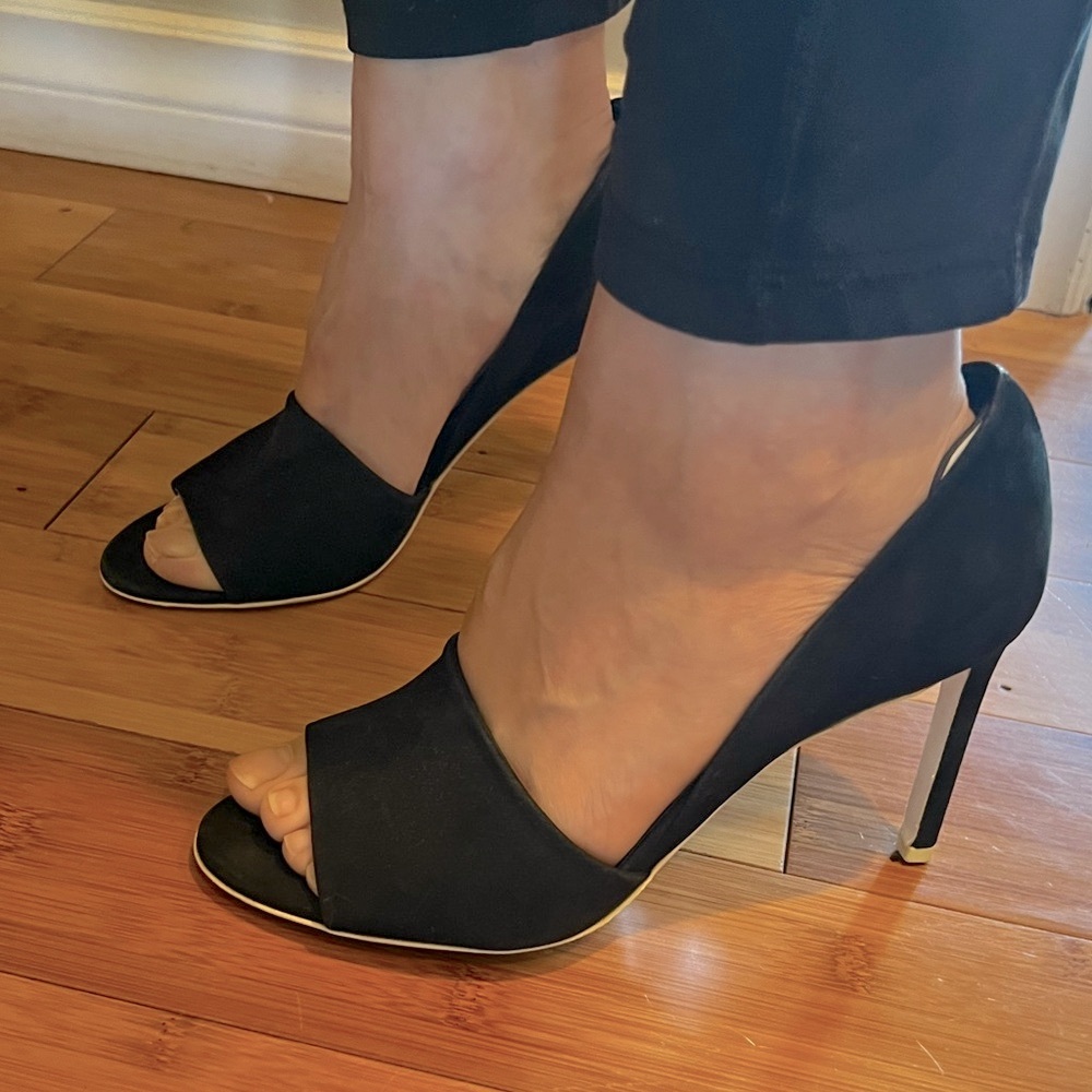VINCE. PEEP TOE HEELS